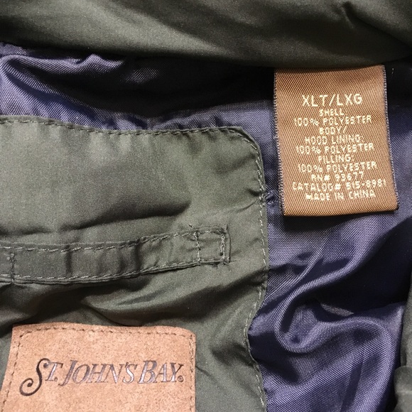 NWOT, St John’s Bay Hooded Puffer Vest, Mens XLT - Picture 2 of 3